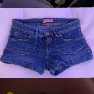 Blå jeansshorts från Sisters Point - Low Waits korta Snygga blå jeansshorts från Sisters Point, uppvikta benslut och normal passform. SKIT SNYGGA 