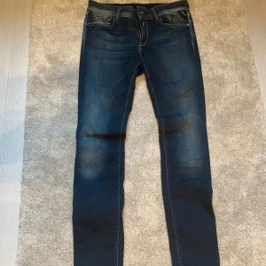 Mörkblå Replay Jeans - Säljer ett par mörkblå Replay jeans med en najs tvätt i som sitter är i passform slim. Jeansen är nästan som nya och är i otroligt bra skick. Storlek W29 L32. Tar gärna emot frågor och pris kan diskuteras!😃