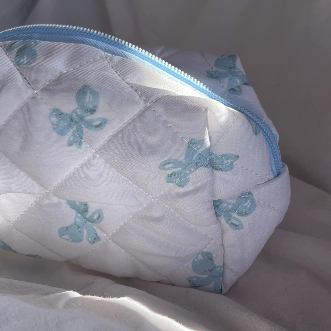 Quiltad vit necessär med blå rosetter - 3