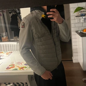 Parajumper cardigan  - Hej jag säljer min PJS cardigan i storlek M eftersom jag tröttnat och vill ha något annat. Den är köpt förra året på Plick och den är i princip nyskick. Mitt pris är 2300 köpt för 3000, priset är inte hugget i sten, men kan även gärna byte mot svart Moncler cardigan där jag betalar extra. Jag är 182 och 70 kg 