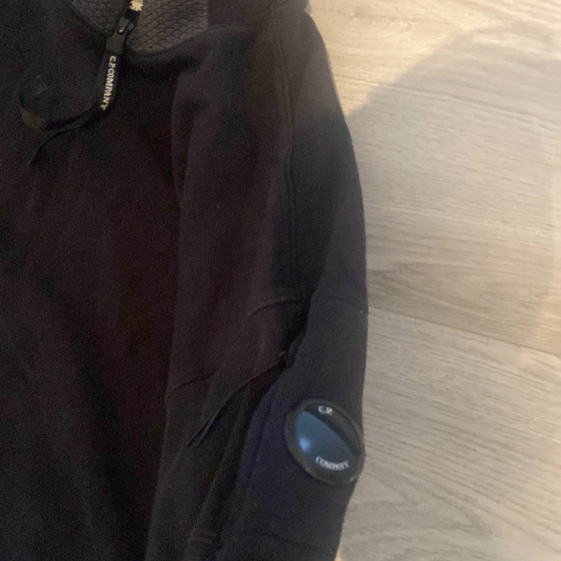 Svart hoodie från C.P. Company - 3