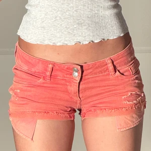 Low jeansshorts med revor  - Midjemått: 36cm. Kolla in min profil och följ för fler plagg🙌