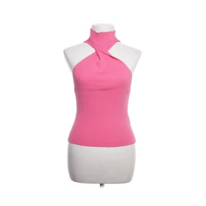 Rosa halterneck stickad topp - Supersnygg rosa stickad topp med halterneck och twistad detalj vid halsen. Toppen är ärmlös och har en tight passform som framhäver figuren. Perfekt för dig som vill sticka ut med en färgglad och trendig look.