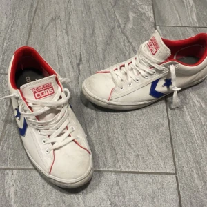 Converse cons - Sköna sommarskor i tyg! Knappt använda, antar att modellen inte säljs längre eftersom de köptes för typ 10+ år sen. Normala i storleken