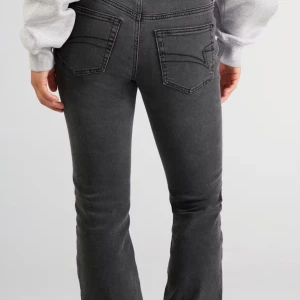Junkyard jeans - Jätte fina mörgråa bootcut jeans med låg midja i storlek XS. Ny skick använt fåtal gånger. Dm för fler bilder eller frågor! Köpta för 700. Säljer pågrund av att de ej passar mig.