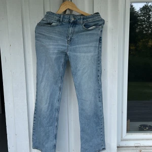 Ljusblå Calvin Klein bootcut jeans - Snygga ljusblå jeans från Calvin Klein Jeans med klassisk femficksdesign och bootcut-ben. Jeansen har en normal passform och är tillverkade i mjukt denimtyg som ger en avslappnad vibe. Perfekta för dig som gillar en tidlös och clean look. Pris kan diskuteras vid snabb affär!!