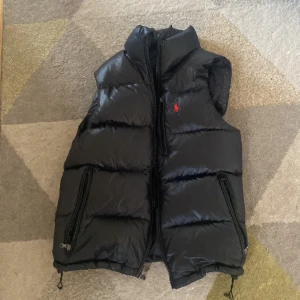 Svart dunväst från Polo Ralph Lauren - Svart ralph lauren väst Storlek S