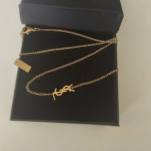 Halsband  - Superfin guldpläterad halsband i rostfritt stål.  Halsband är helt ny oanvänd.  Presentask ingår ej.