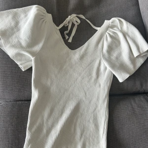 Vit ribbad tröja - Vit ribbad tröja från only, använd en gång. Finns två fläckar som gjorts av tvättmaskinen💗