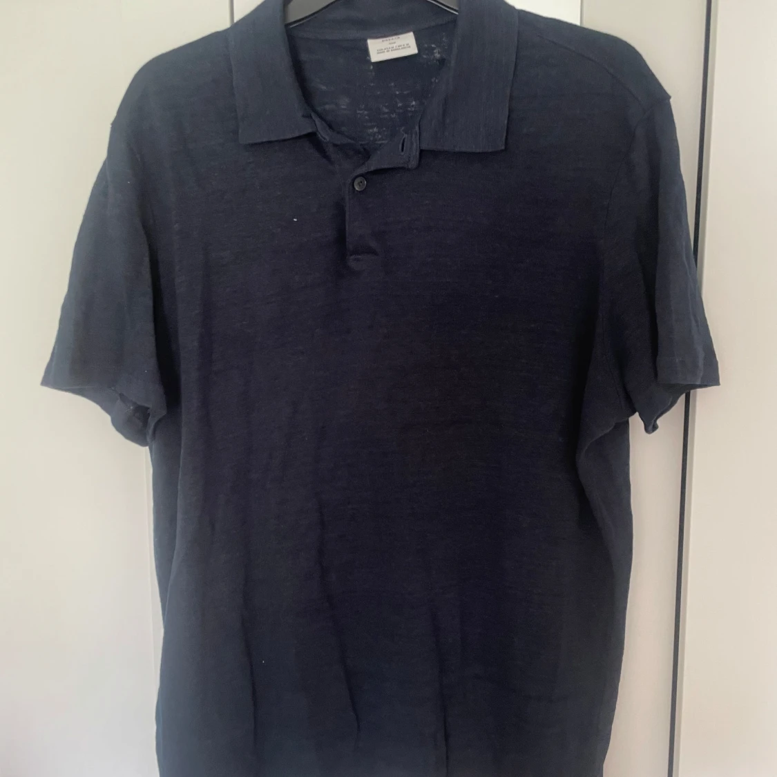 Mörkblå pikétröja från Mango