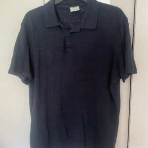 Mörkblå pikétröja från Mango - Säljer en stilren mörkblå pikétröja från MNG i slim fit. Endast använd 2 gånger. I linnematerial