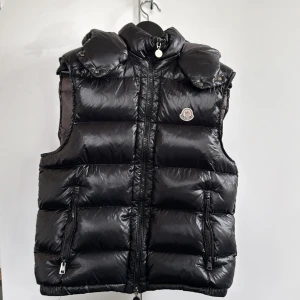 Moncler Down väst svart  -  Nu har vi fått in en  (ÄKTA) Moncler vest i storlek 1 Passar killar som är 170 till 180 man får med tags och en Moncler påse till så hör av er om ni är intresserade
