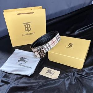 Burberry bälte - Detta bältet går att ha åt två olika håll vilket gör så att den har två olika färger. Bältet är 110 cm långt.