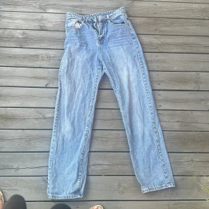 Blå raka jeans från SHEIN, stl M - Snygga blå jeans från SHEIN i rak modell. Högmidjade. Perfekta till sneakers eller boots för en chill look.