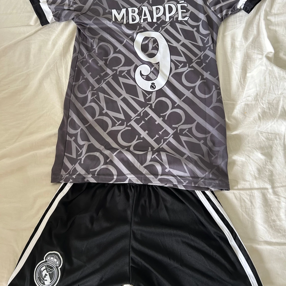 Real Madrid Mbappé fotbollströja Adidas