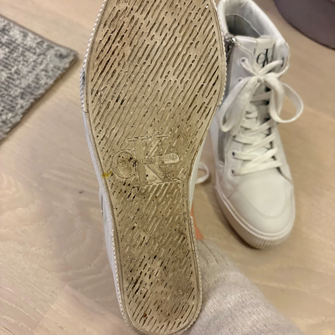 Vita höga sneakers från Calvin Klein