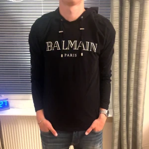 Svart Balmain hoodie - Svart balmain hoodie i ett väldigt bra skick, 9,5/10 typ som ny bara lite använd. Modellen är 185 och väger 74. Skriv för frågor och liknande!