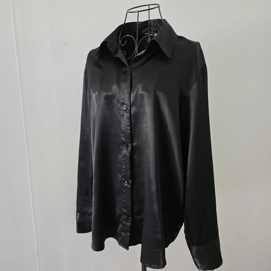 Svart satinliknande skjorta