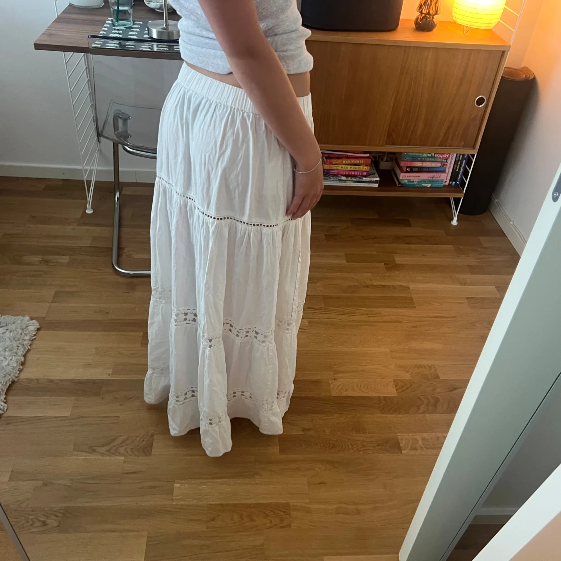 Vit långkjol med spetsdetaljer - 1