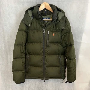 Ralph lauren dunjacka  - Fint skick utöver en skavank, syns på bild 3. Tveka inte på att ställa frågor!