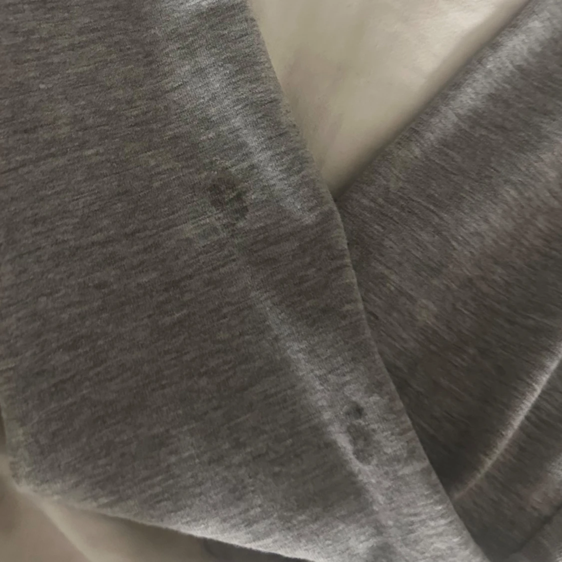 Säljer dessa 4 tröjor för 100kr💗den grå och vita tröjan är i strl XS o de stickade tröjorna i S - 1