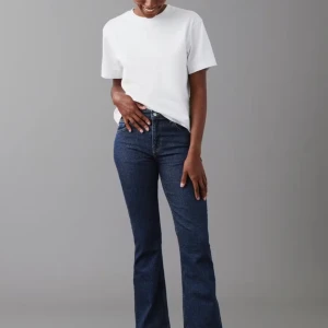 Jeans - Full lenght flare jeans. Medel midja med bootcut, bra skick och helt slutsålda. Fråga för egna bilder!