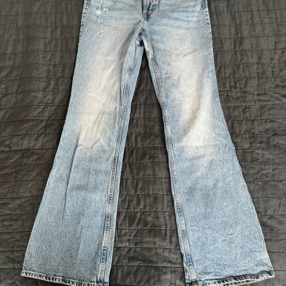 Bootcut ljusblå jeans med slitningar