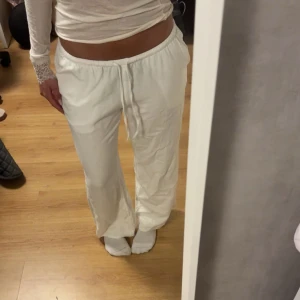 Vita linnebyxor - Superfina vita linnebyxor! Luftiga och svin sköna nu på sommaren, lite för korta för mig och jag är 161. Tveka inte att fråga om du undrar något! 💌