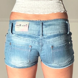 Low jeansshorts  - Midjemått: 34cm. Kolla in min profil och följ för fler plagg🙌