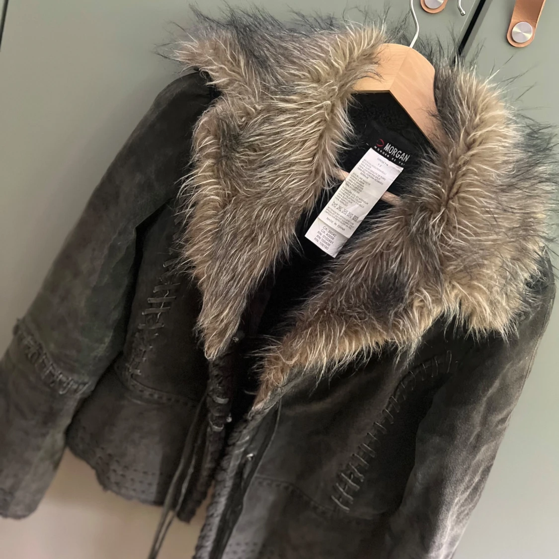 Grå läder och pälsjacka från Morgan med snörning - 2