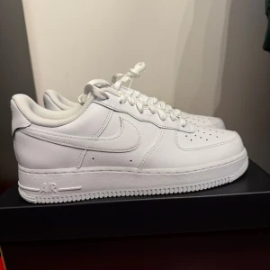 Nike Air Force 1 '07 Flyease, Vit, strl42 - Helt nya Nike Air Force 1 '07 Flyease, Vit, strl42 Skorna har inte blivit använda   Original kartong medföljer! :)
