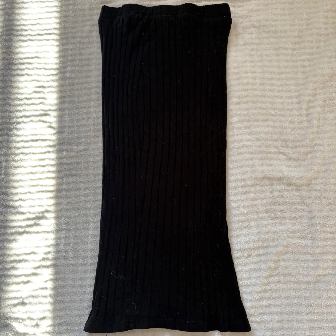 Ribbad knälång kjol