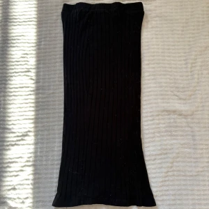 Ribbad knälång kjol - Ny, köpt på Sellpy för länge sedan men var oanvänd då och även nu! Kjolen är originellt från Shein! Kjolen är i storlek XS!❤️