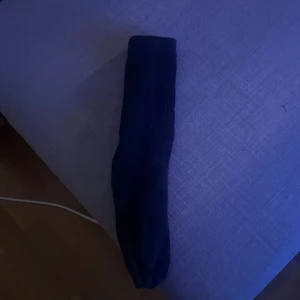 Mörkblå ribbade strumpor - Säljer ett par mörkblå strumpor med ribbad struktur. Klassisk modell som går upp en bit på vaden, perfekta till sneakers eller boots. Snyggt enfärgade och passar till det mesta. Materialet känns mjukt och stretchigt.