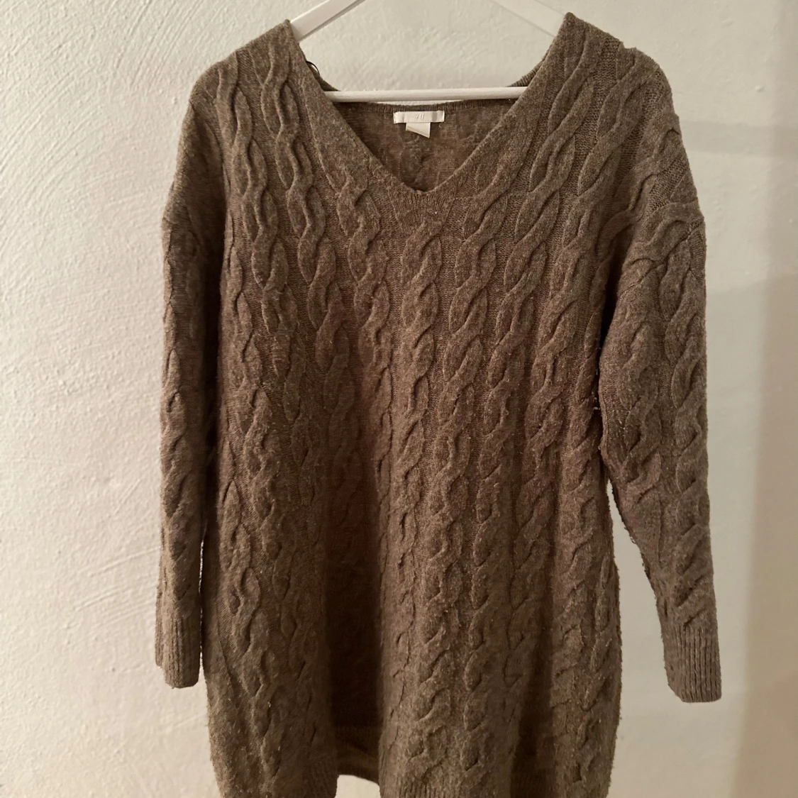 Brun kabelstickad tröja med v-ringning