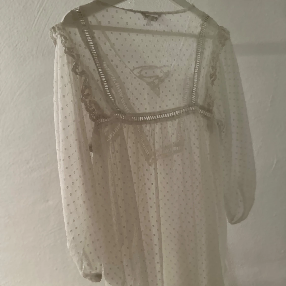 Vit prickig lång blus med volang - 1
