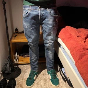 Dondup ritchie  - Säljer ett par dondup ritchie i strålande skick!! Nypris runt 3000kr. Är 182 69kg på bilden.