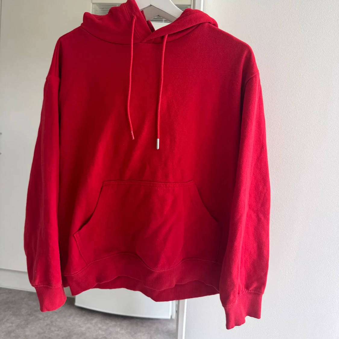 Röd hoodie med luva  - 2