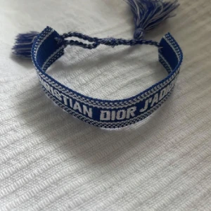 Blått Christian Dior J'Adior armband - Säljer ett snyggt dior armband, armbandet är helt nytt och är aldrig använt. Storleken går att justera. Kontakta mig vid frågor!🤝