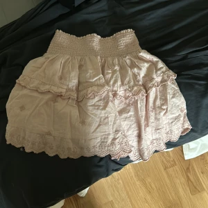 Ljusrosa volangkjol med spetsdetaljer - Supersöt ljusrosa kjol från NOIR❣️