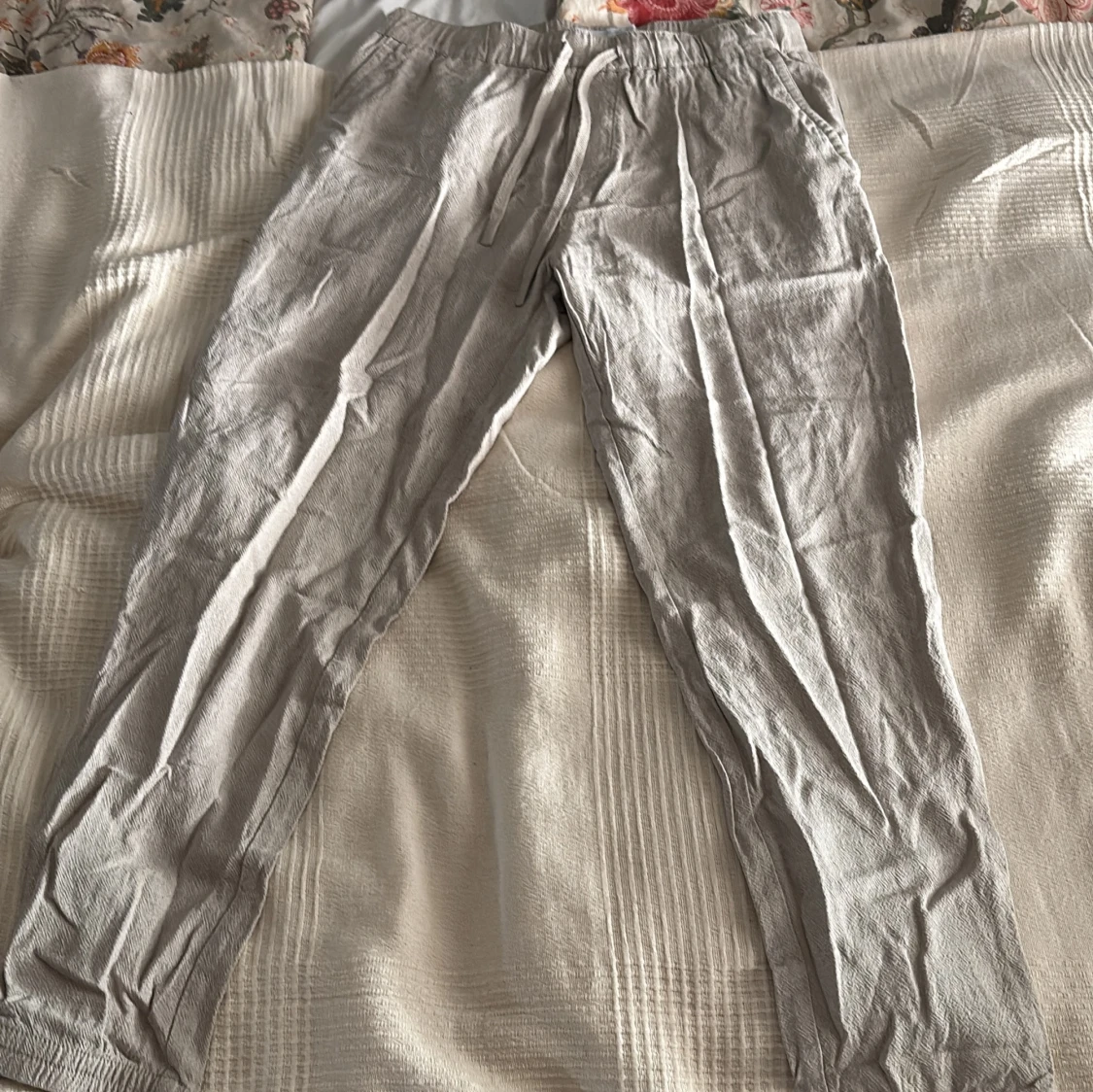 Beige linnebyxor med snörning från Zara