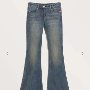 Blå bootcut jeans  - Slutsålda jeans 