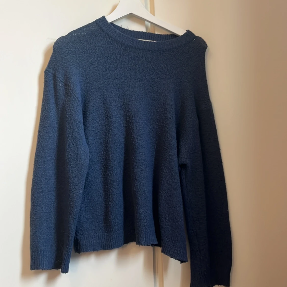 Mörkblå stickad tröja från lager157