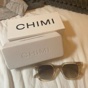 Beige fyrkantiga solglasögon från CHIMI - Solglasögon från chimi‼️ modell 04 i färgen sand. Använda fåtal gånger och original duken är fortfarande inplastad och all förpackning tillkommer