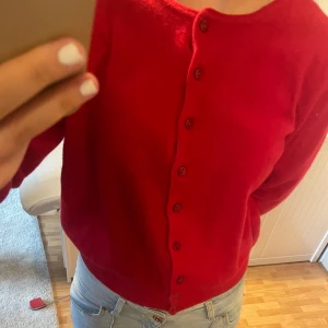 Röd kofta från trade mark - Jättefin röd kofta från trade mark (United Colors of Benetton ) Den är nästan helt oanvänd och i jättebra kvalite💕