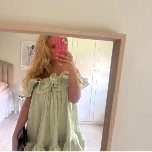 Ljusgrön volangklänning offshoulder - Superfin ljusgrön klänning från hm, slutsåld💞 prislappen kvar