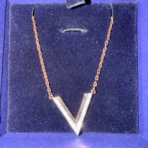 Finns fraktfritt i en annan annons  - Snyggt halsband från Swarovski med ett V-format hänge i rose gold. Hänget är dekorerat med gnistrande vita stenar som ger en glittrig effekt. Kedjan är tunn och elegant, perfekt för att lyfta din look med lite extra bling. Priset kan diskuteras. Vid köp av två eller fler får du dessutom välja en present 🎁❤️ (presenterna kan jag visa i DM eftersom de inte finns upplagda här).