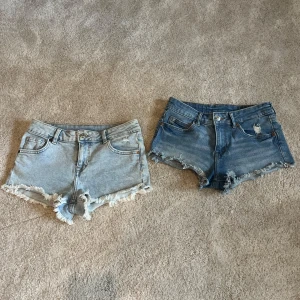 Två par jeansshorts med fransig kant - Säljer två par jätte fina jeansshorts från hm. Ena paret är ljusblått och det andra är en mörkare blått. Säljer båda shortsen för 200kr stycket