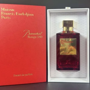 Baccarat Rouge 540 Extrait 200ml - Lyxig parfym i en elegant röd glasflaska med guldlock och guldfärgad etikett. Kommer i exklusiv röd ask med gulddetaljer. Doften är ikonisk och intensiv, perfekt för dig som vill sticka ut med något unikt och exklusivt.