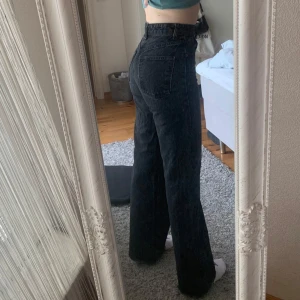 Jeans - Zara - Svarta jeans från Zara, som tyvärr har blivit för små!